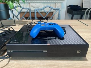 Xbox One con mando azul y cables. Lista para usar