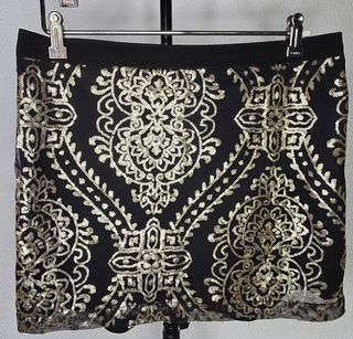 Minifalda negra con lentejuelas doradas