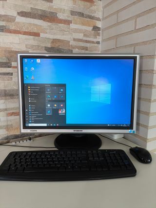 Ordenador con gran pantalla y altavoz