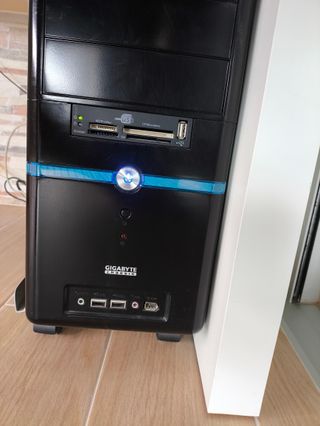 Ordenador con gran pantalla y altavoz