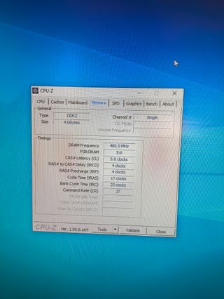 Ordenador con gran pantalla y altavoz
