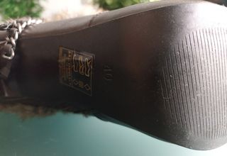 Botines de tacón con pelo y cadena