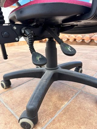 Silla de escritorio roja multifunción