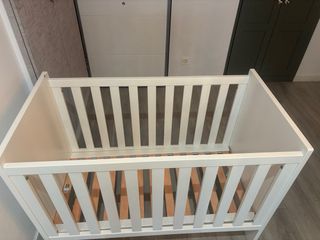 Cuna de madera blanca con colchón 