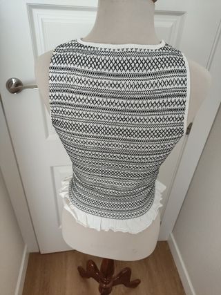 Camiseta sin mangas Stradivarius negra y beige. 