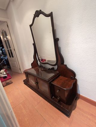 Mueble recibidor antiguo con espejo