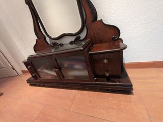 Mueble recibidor antiguo con espejo