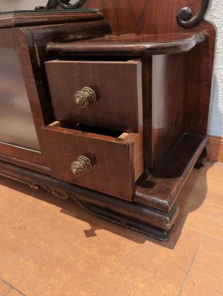 Mueble recibidor antiguo con espejo