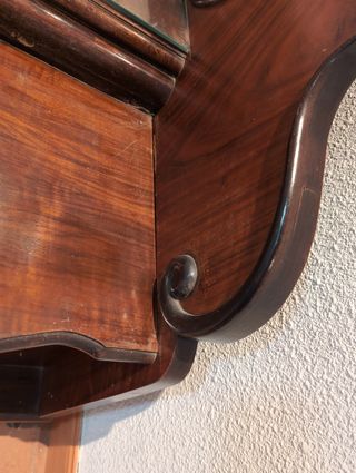 Mueble recibidor antiguo con espejo