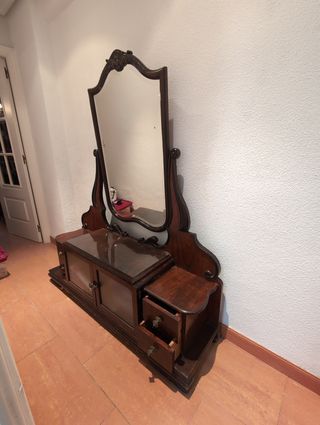 Mueble recibidor antiguo con espejo