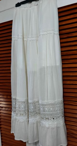 Falda larga blanca con encaje