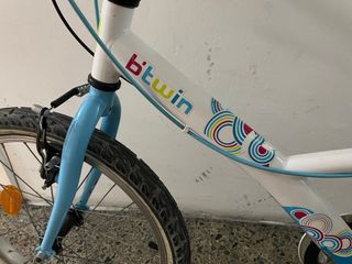 Bicicleta niña Btwin 20 blanca y azul