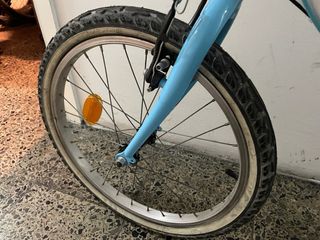 Bicicleta niña Btwin 20 blanca y azul