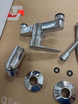 Grifo de ducha metálico plateado marca BOET