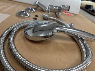 Grifo de ducha metálico plateado marca BOET