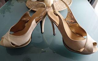 Zapatos de tacón beige y dorado