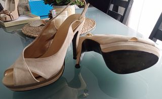 Zapatos de tacón beige y dorado