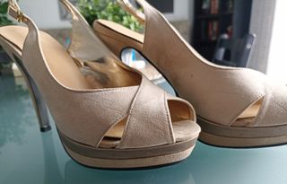 Zapatos de tacón beige y dorado