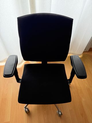Sillón de oficina ergonómico negro. 