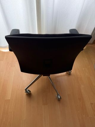 Sillón de oficina ergonómico negro. 