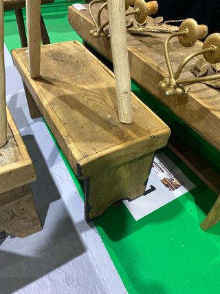 Bancos rústicos de madera