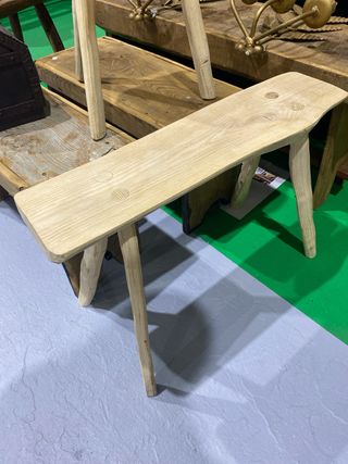 Bancos rústicos de madera