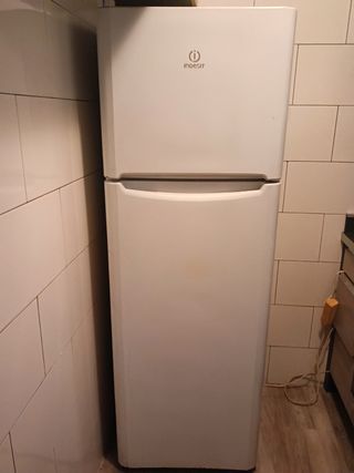 Nevera Indesit blanca