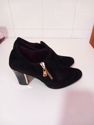 Zapatos de ante negros con tacón y adorno