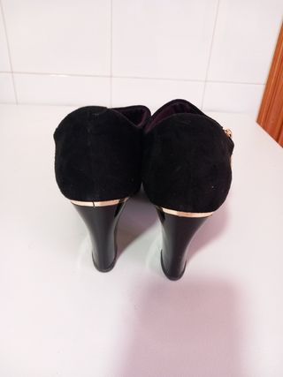 Zapatos de ante negros con tacón y adorno