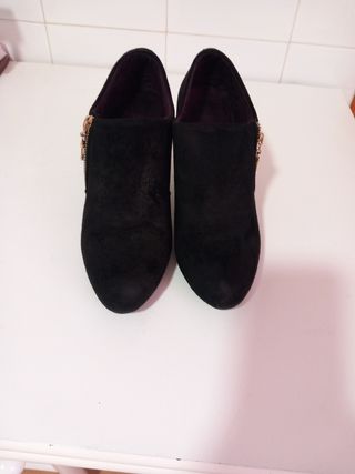 Zapatos de ante negros con tacón y adorno