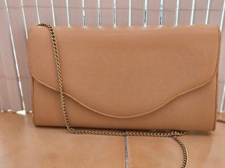 Bolso de fiesta beige con cadena dorada
