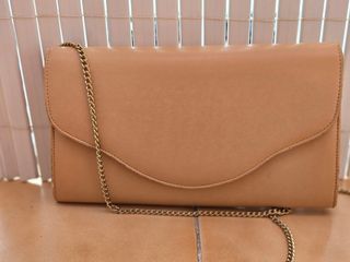 Bolso de fiesta beige con cadena dorada
