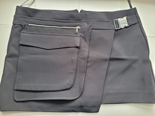 Falda Zara negra con hebilla