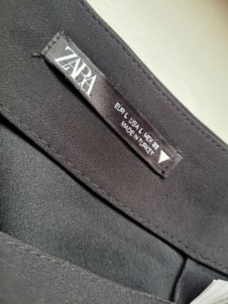 Falda Zara negra con hebilla