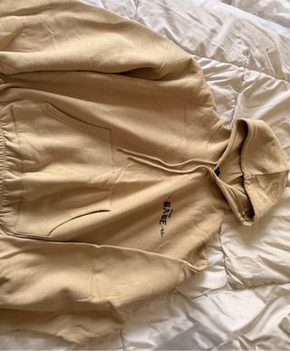 Sudadera beige con capucha
