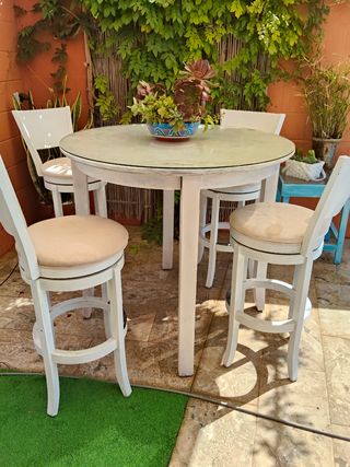 Mesa alta y 4 taburetes blancos
