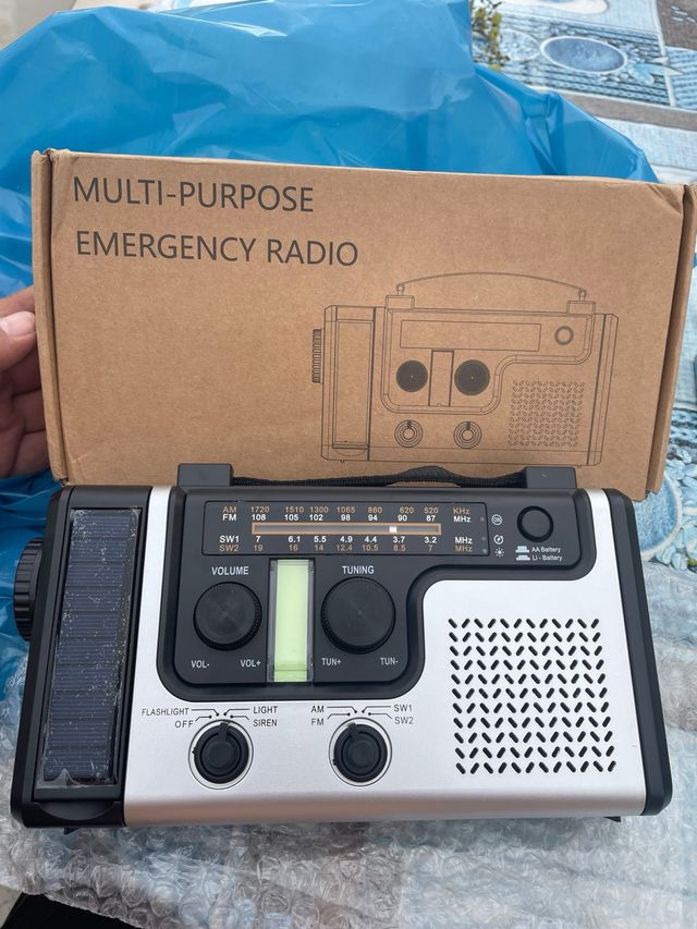 Radio de Emergencia Am/FM/SW con Manivela y Solar