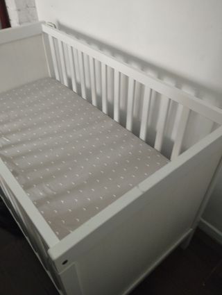 Cuna blanca para bebé