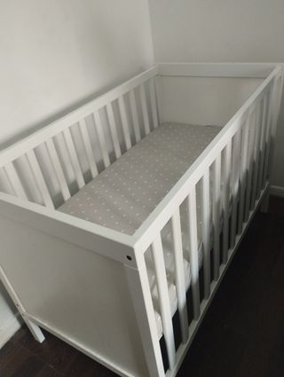Cuna blanca para bebé