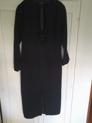 Vestido negro elegante con lazo