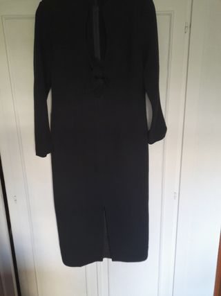 Vestido negro elegante con lazo