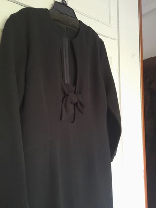 Vestido negro elegante con lazo