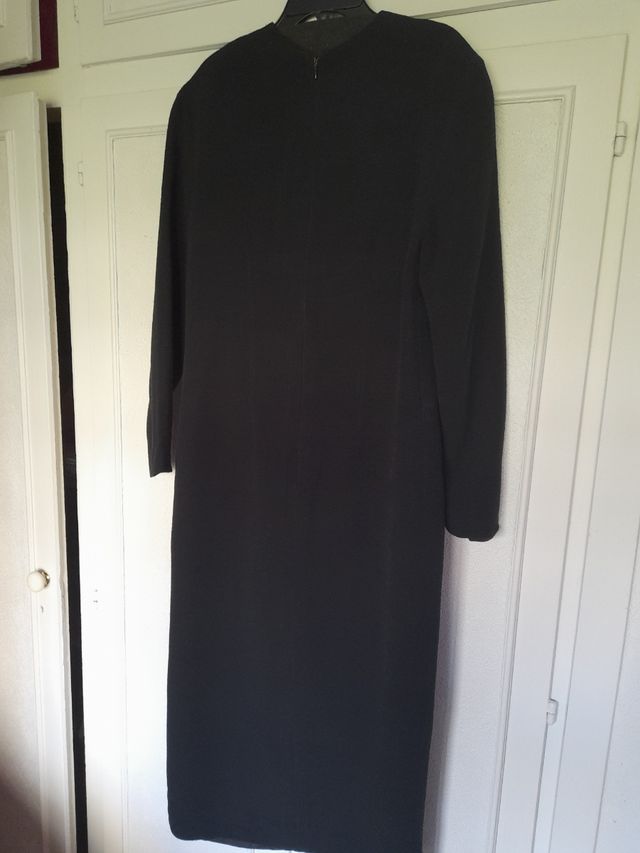 Vestido negro elegante con lazo