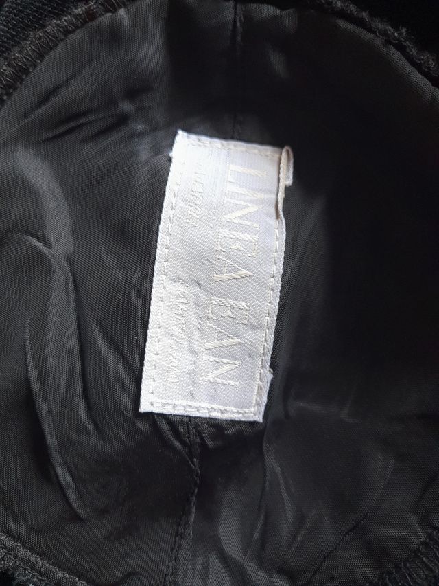 Vestido negro elegante con lazo