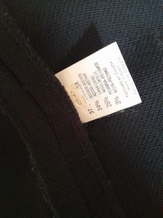 Vestido negro elegante con lazo