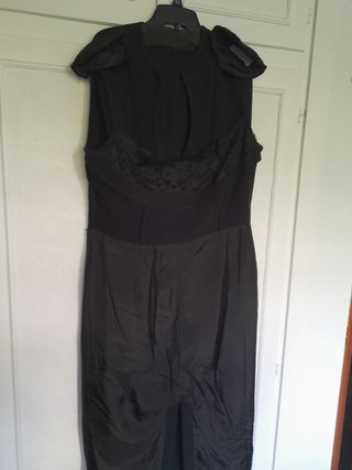 Vestido negro elegante con lazo
