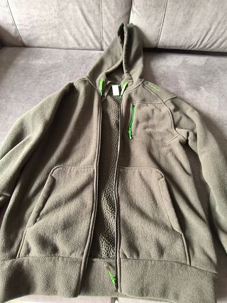 Chaqueta polar con capucha talla L.