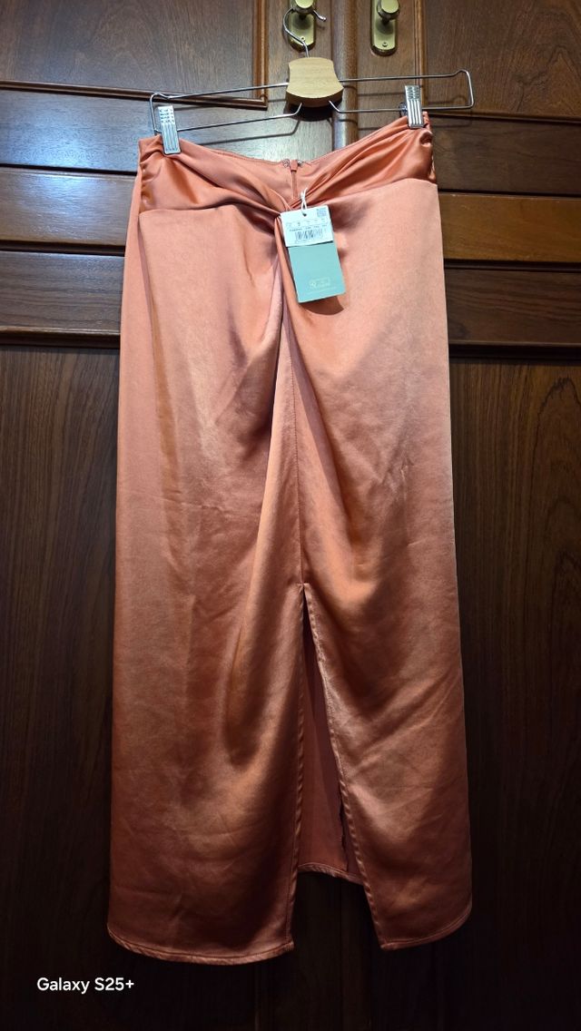 Falda coral satinada con abertura delantera nueva