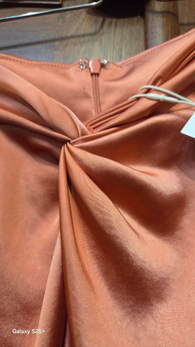 Falda coral satinada con abertura delantera nueva