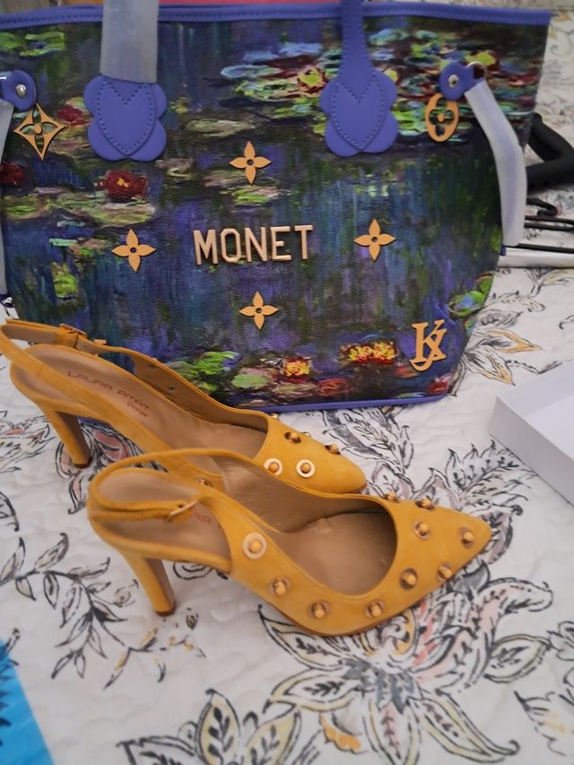 Sandalias Laura Amat doradas con tachuelas